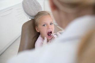 Неприятный запах изо рта: причины и лечение галитоза